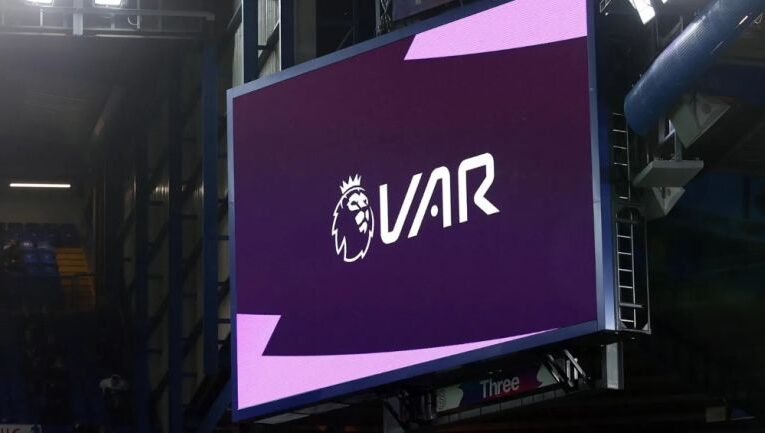 Premier League decide mantener el VAR para la temporada 24/25