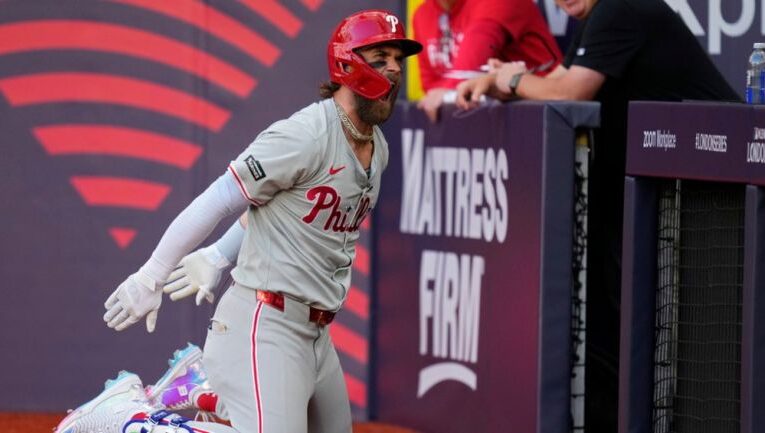 Bryce Harper celebra como futbolista tras conectar cuadrangular en la MLB London