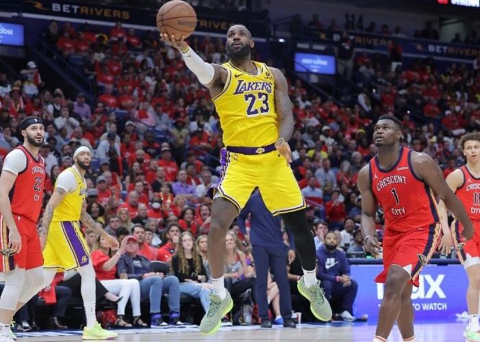 Lebron James renueva contrato con los Lakers por dos temporadas más