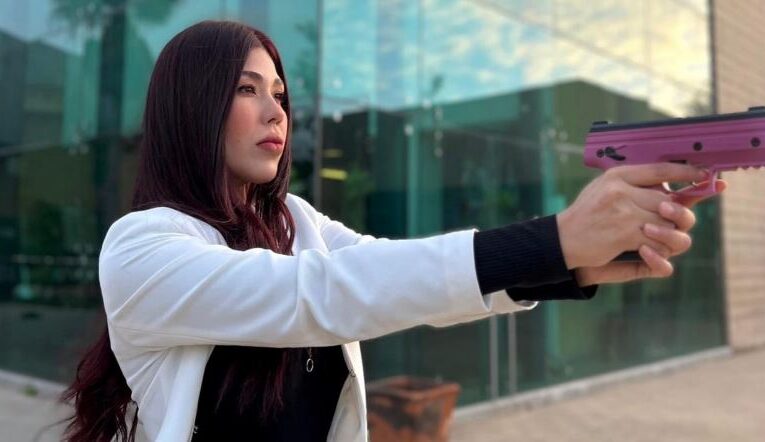 Crean la “pistola rosa” un arma de defensa personal para las mujeres en Tijuana y elaborada por mujeres