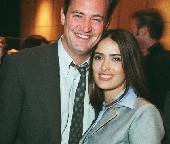 Salma Hayek le dedica un mensaje a Matthew Perry en el que hubiera sido su cumpleaños