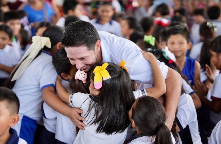 Entrega Renán Sánchez más de 30 mil paquetes de libretas a estudiantes en tres años