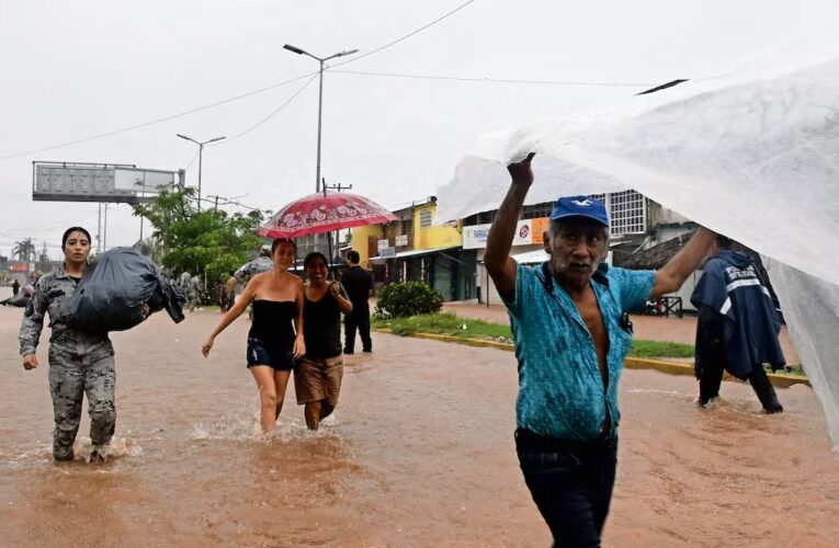 Huracán John deja bajo el agua al puerto de Acapulco (Videos)