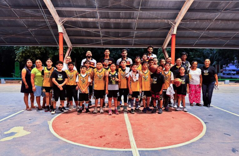 Jugadores de El Calor comparten experiencias con niños cancunenses