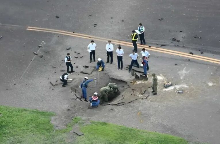 Explota bomba de la SGM en un aeropuerto de Japón; cancelan vuelos (video)