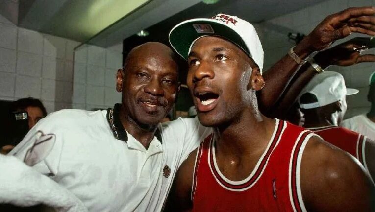 Hombre que asesinó al padre de Michael Jordan podría quedar libre tras 31 años