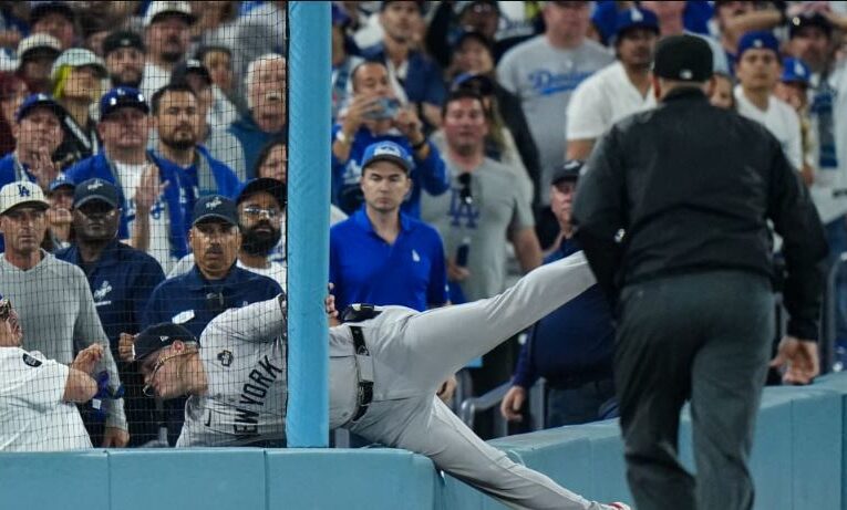 Álex Verdugo arriesga el físico para hacer una increíble atrapada a Ohtani en la Serie Mundial