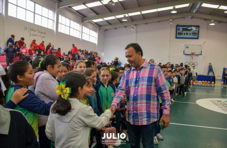 Julio Arreola destaca el valor del deporte en la construcción de una sociedad más unida durante encuentro deportivo en Pátzcuaro