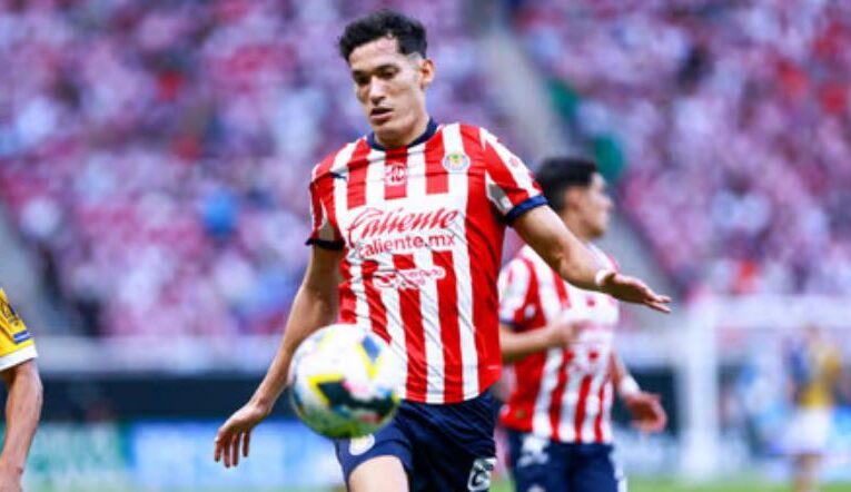 Pase de Jesús Orozco de las Chivas al Cruz Azul se encuentra detenido