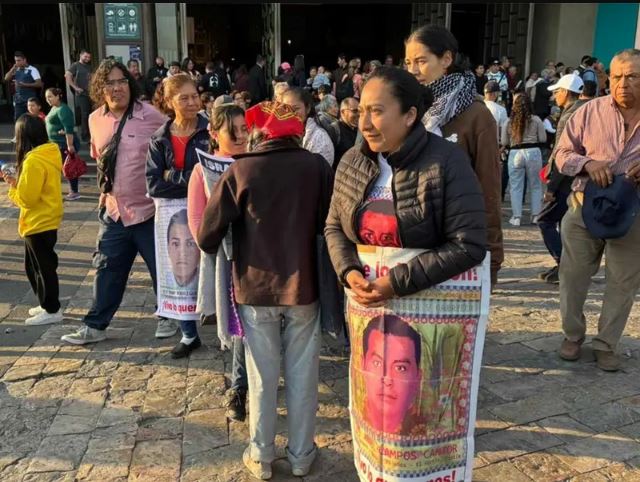 Padres y madres de los 43 piden fuerza a la Virgen de Guadalupe en la Basílica de CDMX