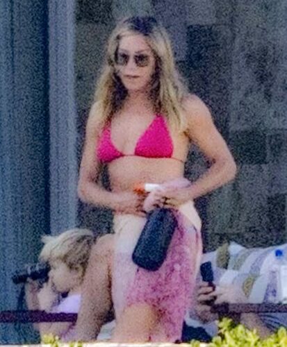 Jennifer Aniston se luce con pequeño bikini rosa en playas de México y deslumbra