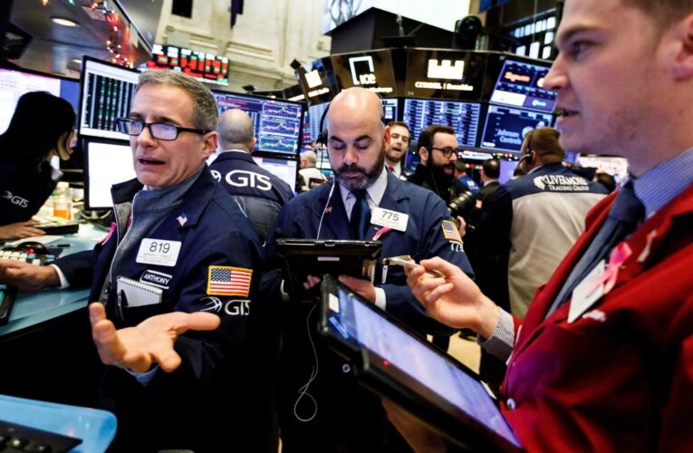 Bajan principales indicadores de Wall Street ante aranceles