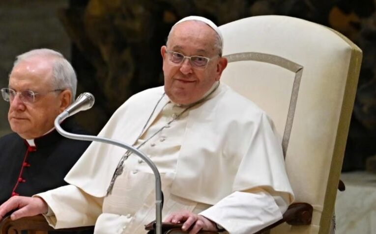 Papa Francisco reconoce enfrentar “un momento de prueba” desde el hospital
