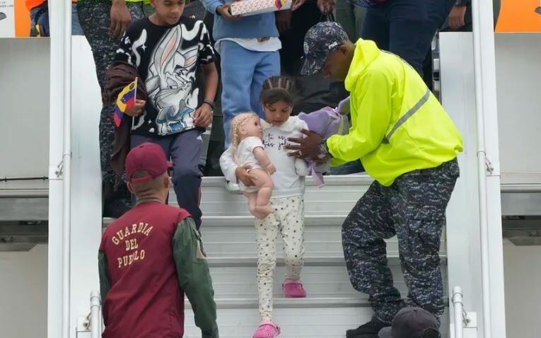 Venezuela pacta acuerdo con Estados Unidos para reanudar vuelos de repatriación de migrantes