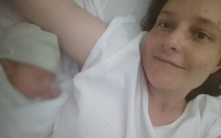 Mujer descubre que está embarazada y da a luz el mismo día; pensaba que sólo tenía dolor de estómago