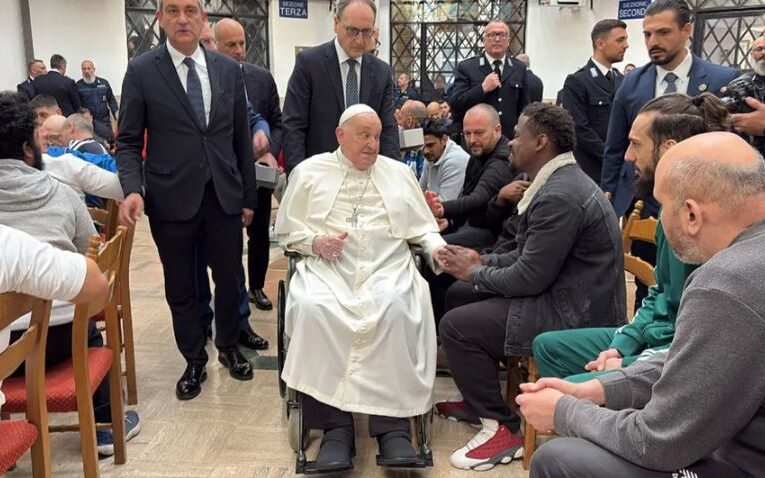 Papa Francisco visita prisión durante Jueves Santo pese a su convalecencia