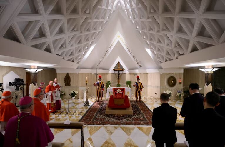 Vaticano publica primeras imágenes de velatorio del papa Francisco