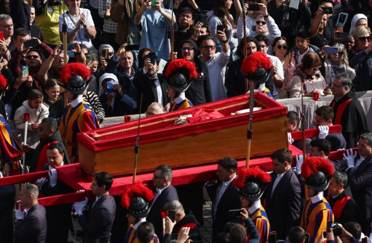 Trasladan cuerpo del papa Francisco a Basílica de San Pedro; fieles podrán despedirse
