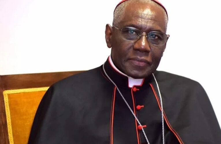 Robert Sarah, el cardenal africano que podría suceder al papa Francisco, según la IA