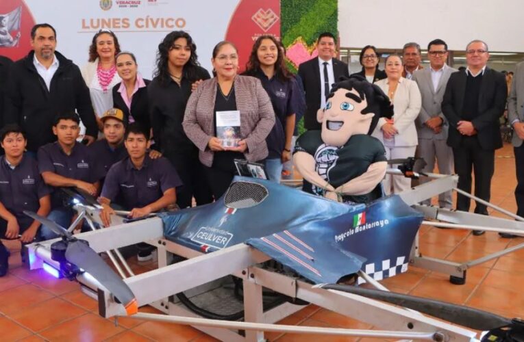 Primer auto volador mexicano es presentado en base aérea de Santa Lucía