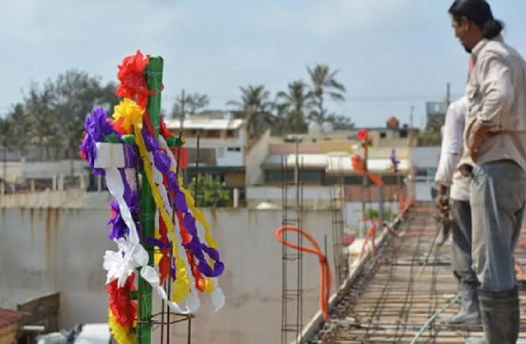 Día del Albañil 2025; La razón por la que ponen una cruz en las obras de construcción