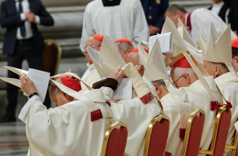 Cardenales ultiman sus reuniones antes del cónclave