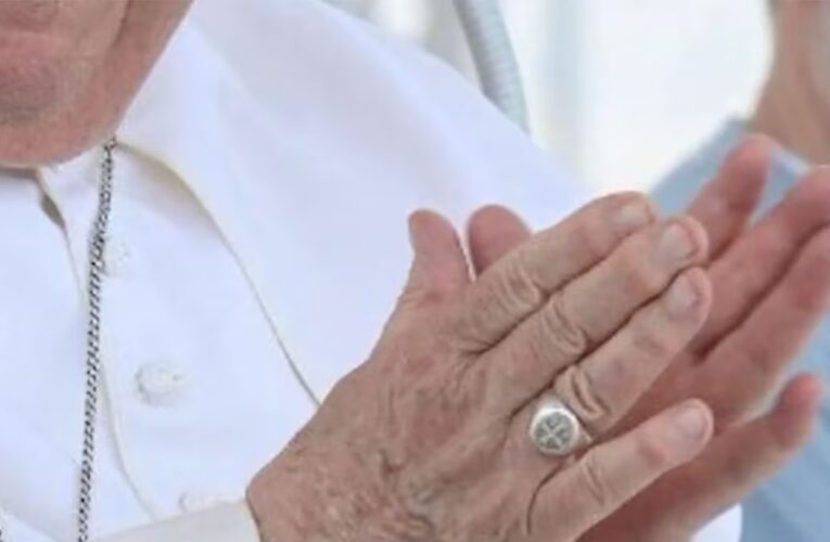 Destruyen el anillo del Papa Francisco en última congregación del cónclave