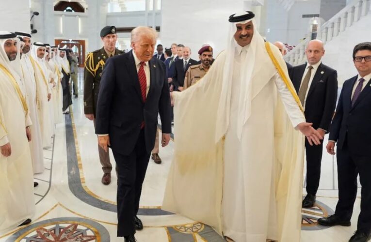 Donald Trump admira riqueza de Oriente Medio; se queja del “pequeño” Air Force One