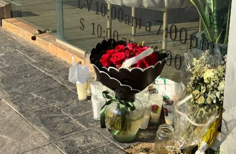 Dejan flores con el mensaje “Perdón” en el salón donde fue asesinada Valeria Márquez