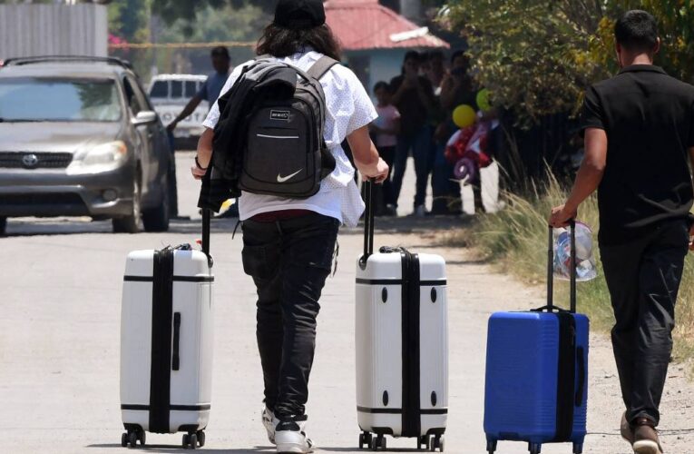 Trump impulsa programa de “autodeportación” con apoyo económico; parte primer vuelo a Honduras y Colombia