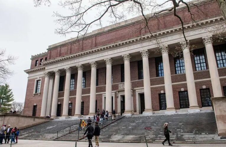 Harvard se va contra Trump y lo demanda por suspenderle la admisión de extranjeros