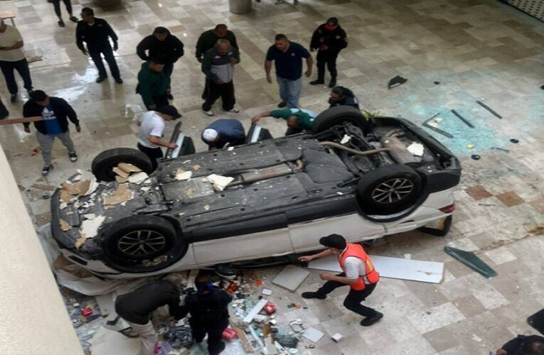Cae automóvil desde tercer piso en Plaza Lilas en la Miguel Hidalgo