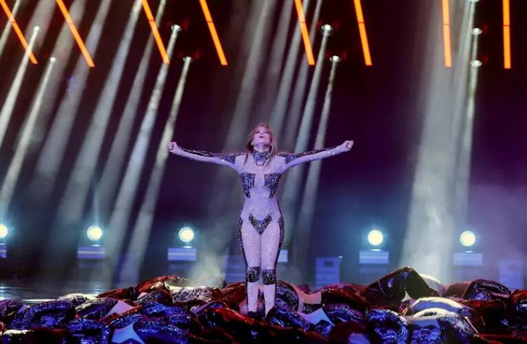 Billie Eilish triunfa y JLo acapara titulares