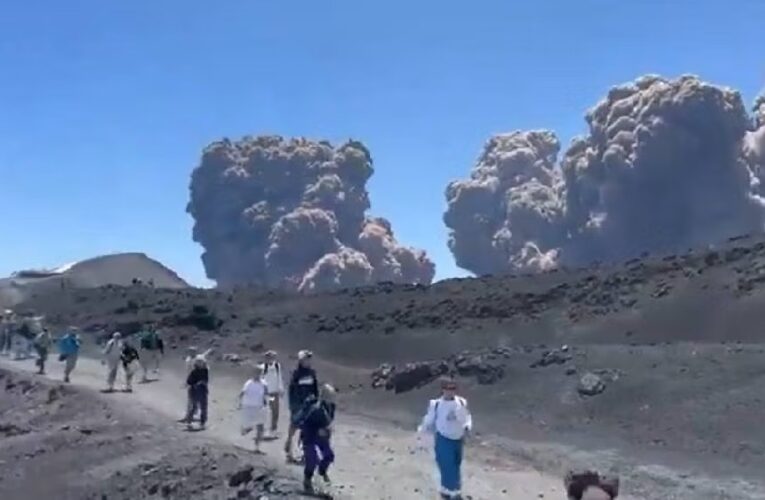 Monte Etna hace erupción frente a turistas