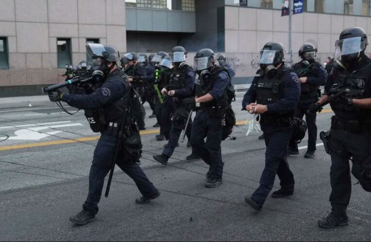 Activistas exigen respuesta a autoridades de Los Ángeles tras redadas de migración