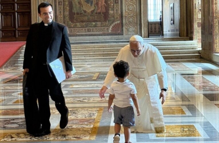Niño irrumpe audiencia privada del papa León XIV para darle un abrazo