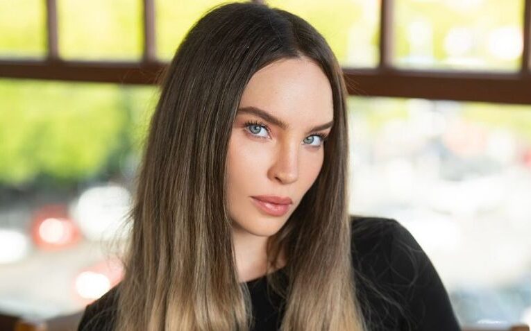 Belinda revela cómo obtuvo los derechos de “Los Aristogatos” de Disney para Heterocromía y lo que pagó por ellos