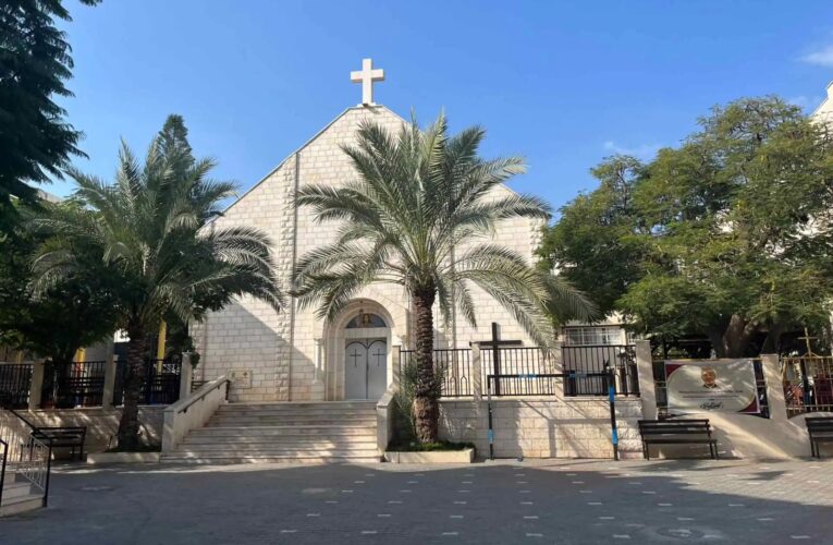 Bombardean Iglesia de la Sagrada Familia en Gaza; hay 4 muertos y 7 heridos