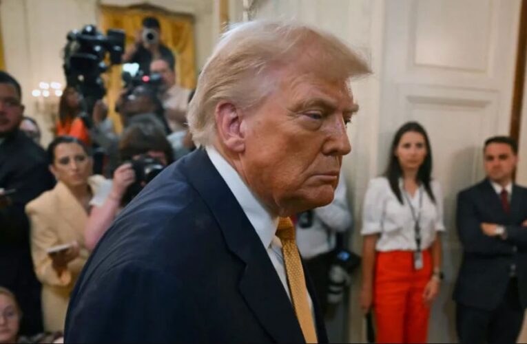 Trump padece insuficiencia venosa crónica, según médico de la Casa Blanca