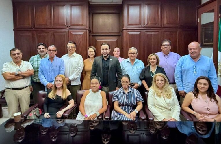 Se reúne alcalde Christian Agúndez con miembros del Colegio de Notarios de Baja California Sur