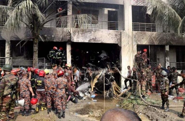 Avión se estrella en escuela y hay 19 muertos