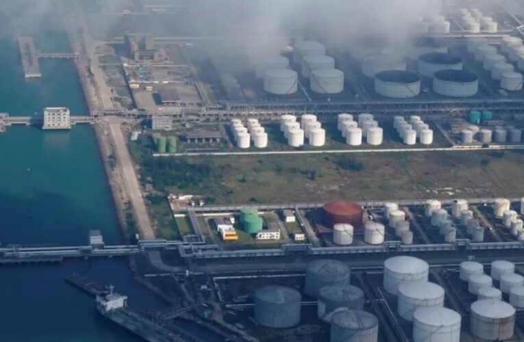 Cae precio del petróleo mientras la OPEP+ sigue con un alza en producción