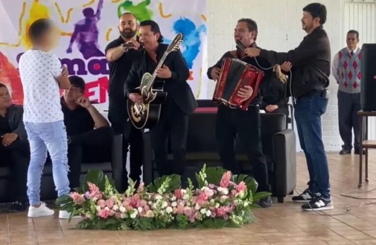 Los Alegres del Barranco tocan “El consejo” para jóvenes en reclusión