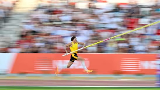 Duplantis sigue volando y rompe récord en Hungría