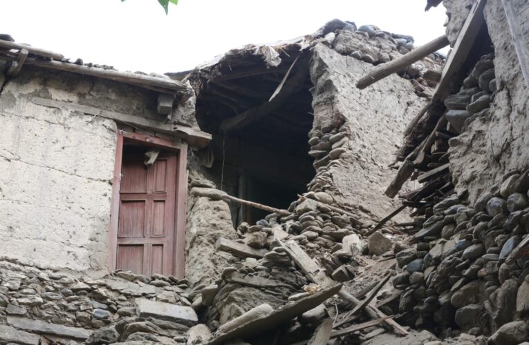 Más de 800 personas pierden la vida en terremoto en Afganistán