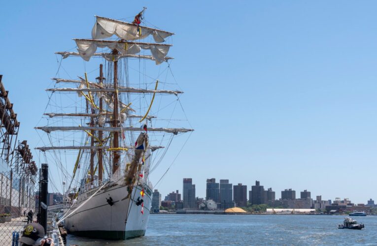 Buque Cuauhtémoc reanuda sus operaciones tras chocar con el puente de Brooklyn