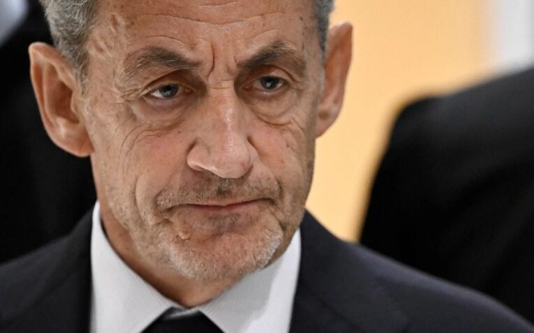 Condenan a 5 años de prisión al expresidente francés Nicolás Sarkozy