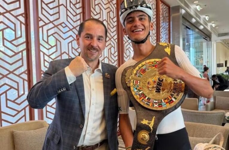 Isaac del Toro recibe cinturón conmemorativo del CMB previo a Campeonato Mundial de Ciclismo