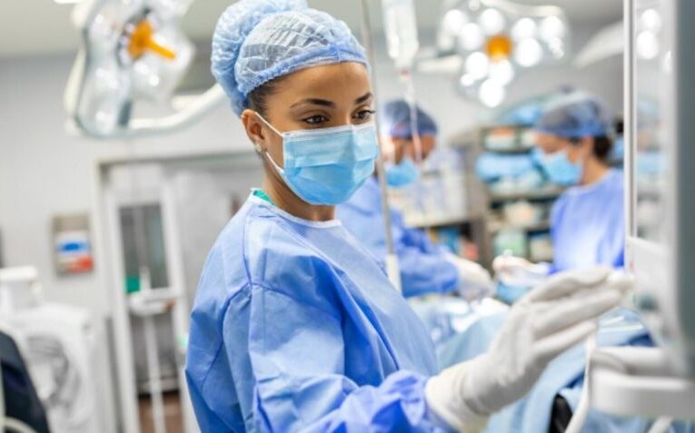 Hombre le arranca parte de la nariz a su pareja por un ataque de celos, le encontró mensajes en el celular