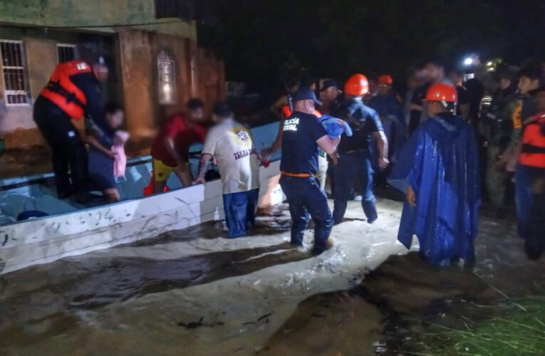 Rescatan a familia y bebé en Álamo, Veracruz, atrapados por las lluvias